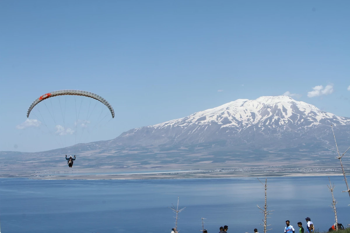 Türkiye Yamaç Paraşütü Şampiyonası, Van Gölü sahillerinde başladı