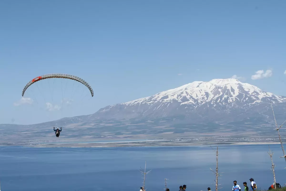 Türkiye Yamaç Paraşütü Şampiyonası, Van Gölü sahillerinde başladı