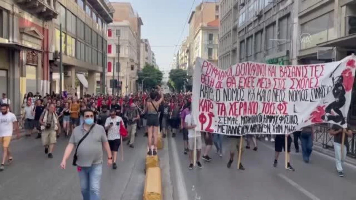 Yunanistan\'da öğrencilerden protesto yürüyüşü