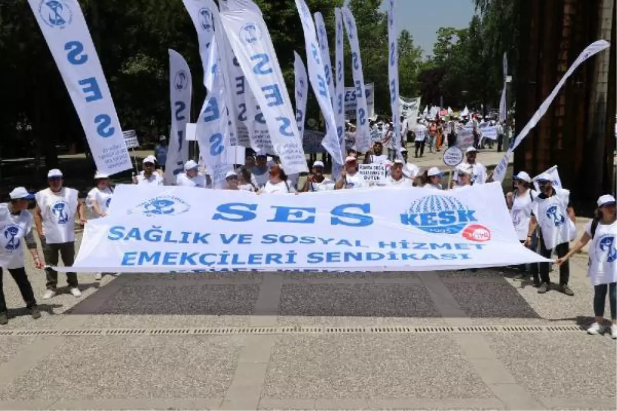 ANKARA'DA SAĞLIK ÇALIŞANLARINDAN 'BEYAZ MİTİNG'