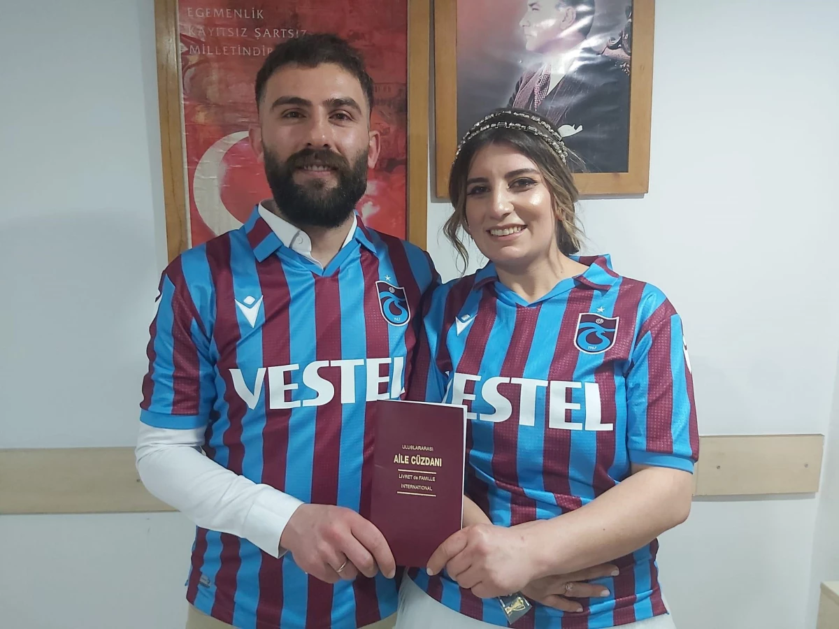 Artvinli çift, Trabzonspor\'un şampiyonluk kutlamalarında nikah masasına oturdu
