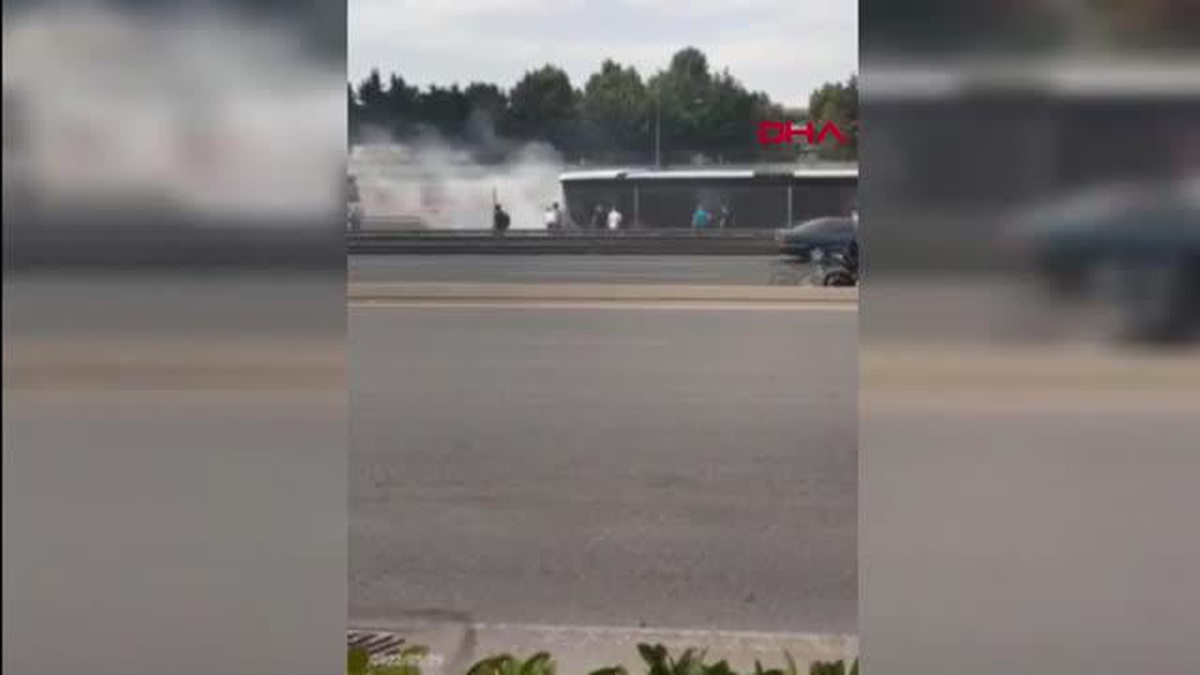 BAHÇELİEVLER\'DE METROBÜSTE YANGIN