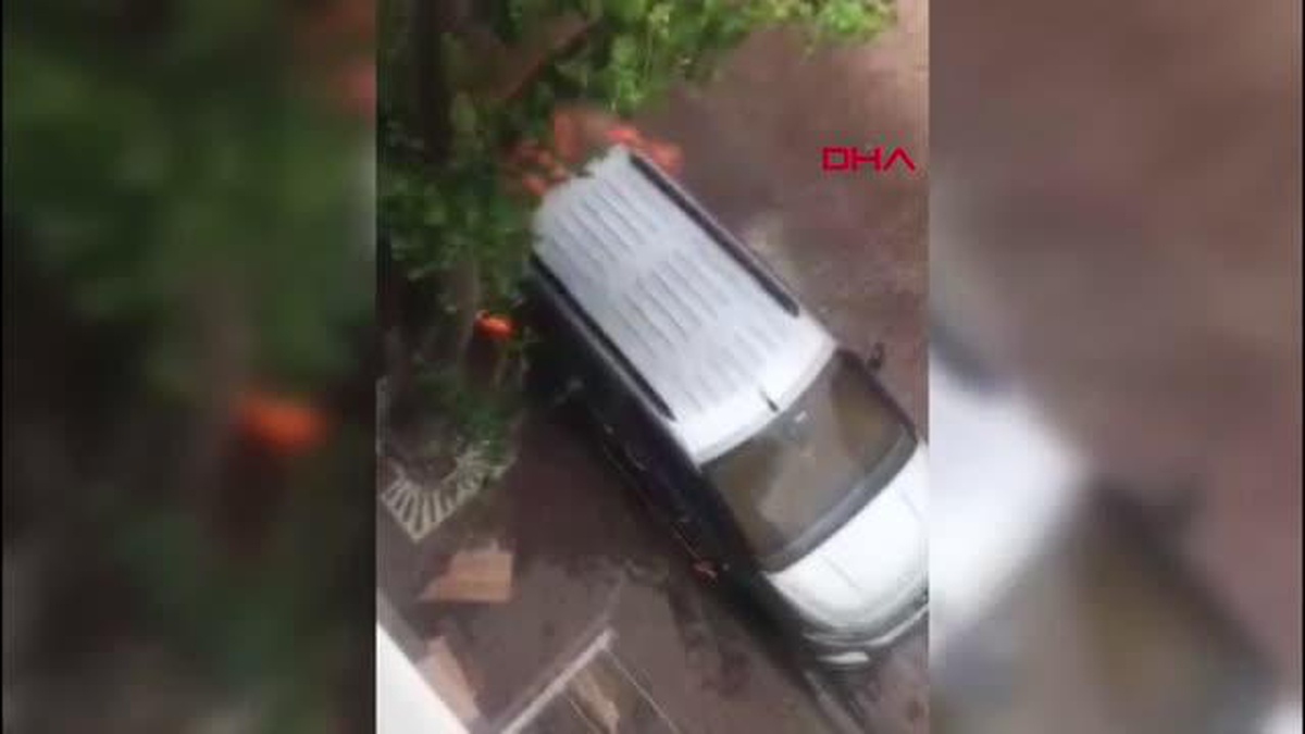 Bahçelievler\'de yanan aracı kovalarla söndürmeye çalıştılar