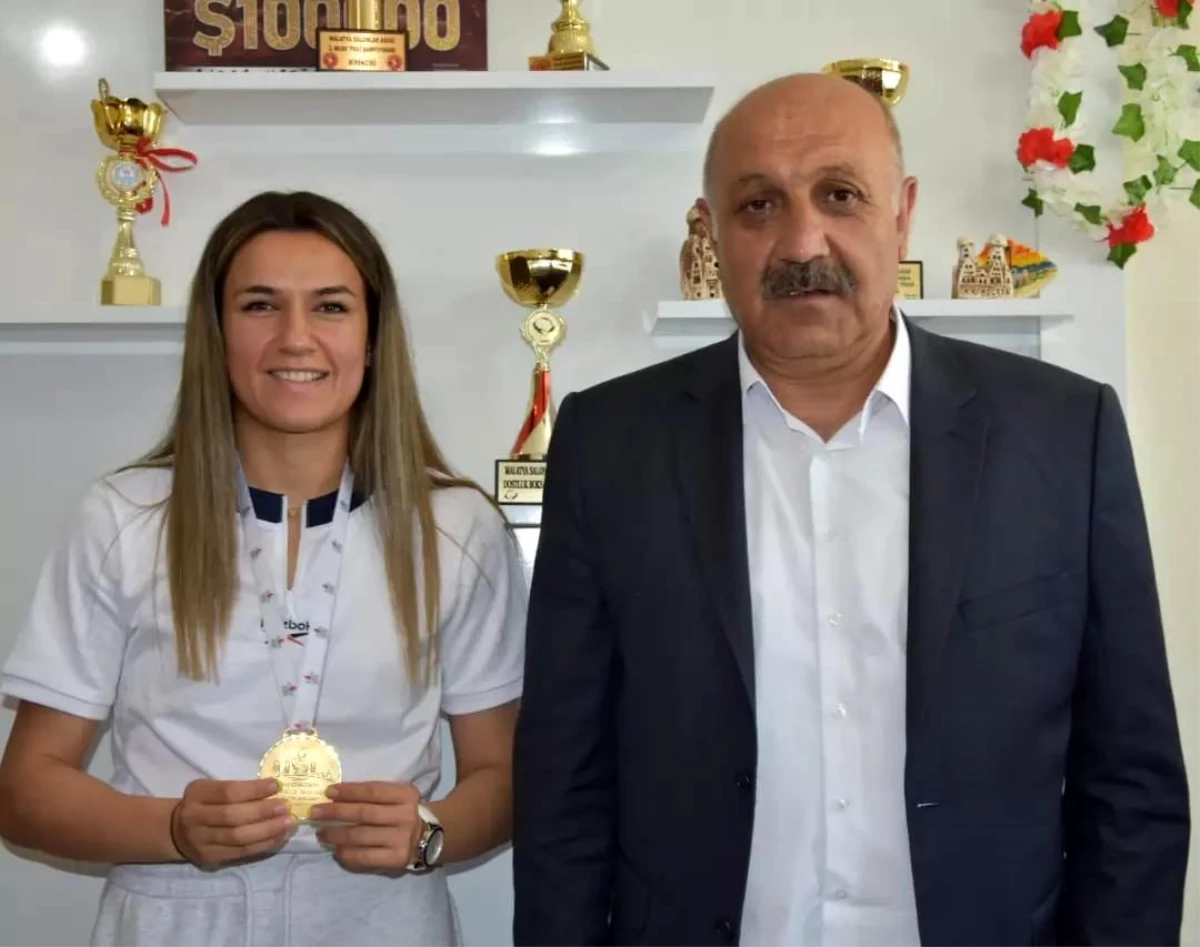 Başkan Zelyurt\'dan Boks Şampiyonu Akbaş\'a tebrik