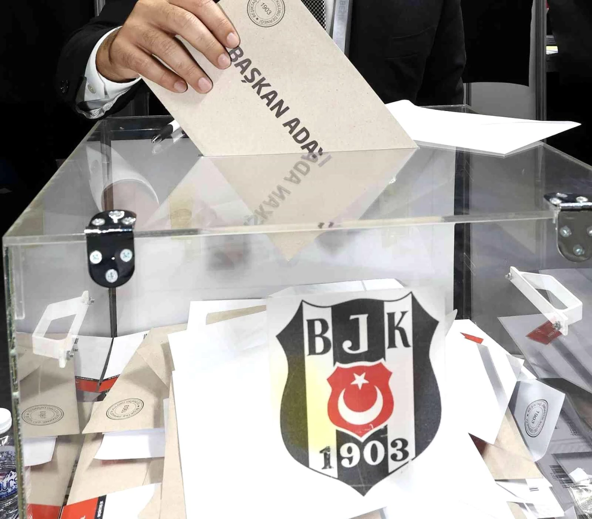 Beşiktaş Olağan Seçimli Genel Kurulu\'nda 12 sandık sonucunda Ahmet Nur Çebi 1584, Fuat Çimen 643 oy aldı.