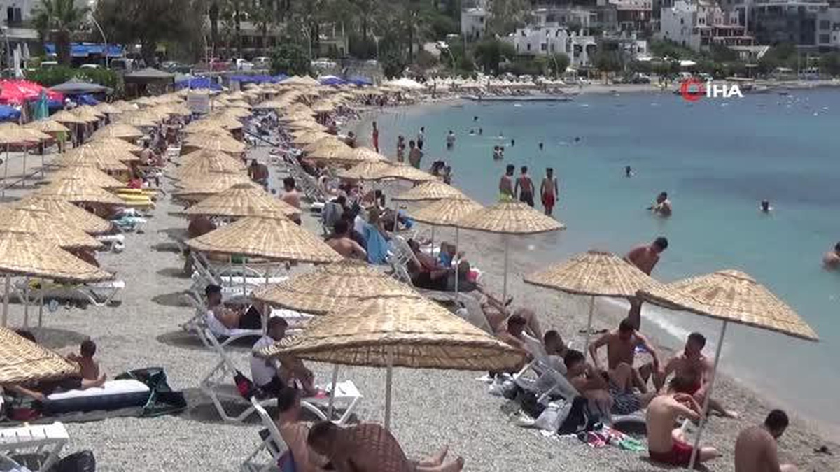 Bodrum\'da sıcak havayı gören sahile koştu