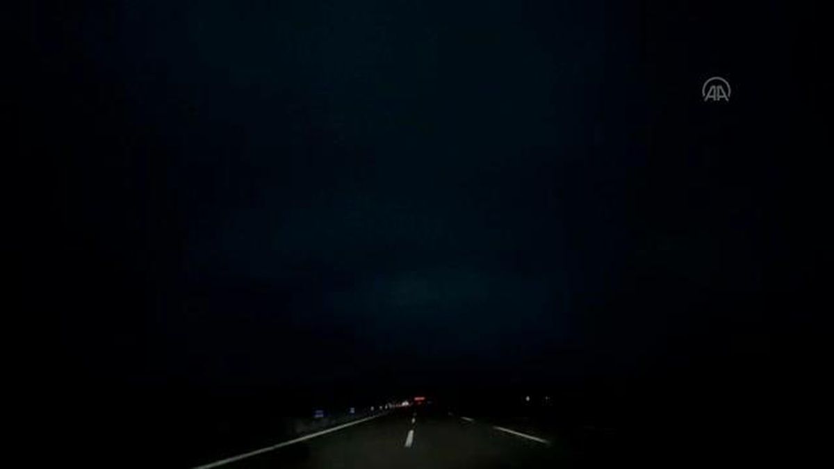 Bulutlardaki elektrik boşalması olarak nitelendirilen şimşek çakması AA tarafından görüntülendi.