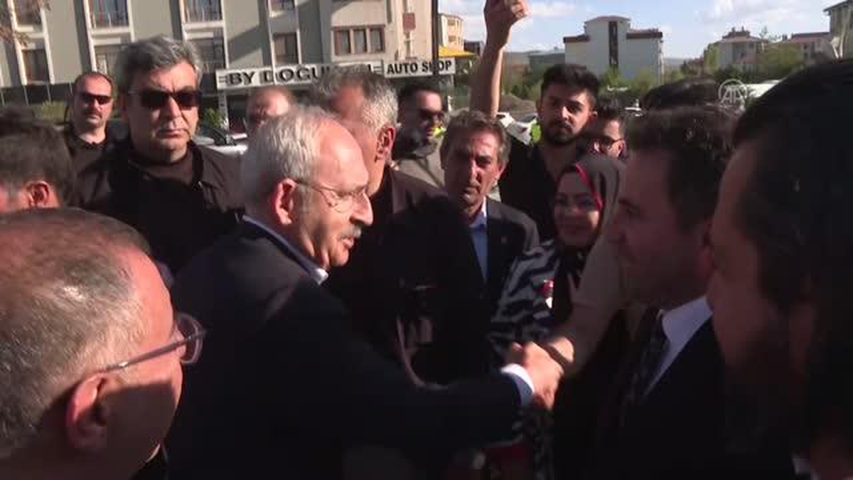 CHP Genel Başkanı Kılıçdaroğlu, Van\'da gençlerle sohbet etti