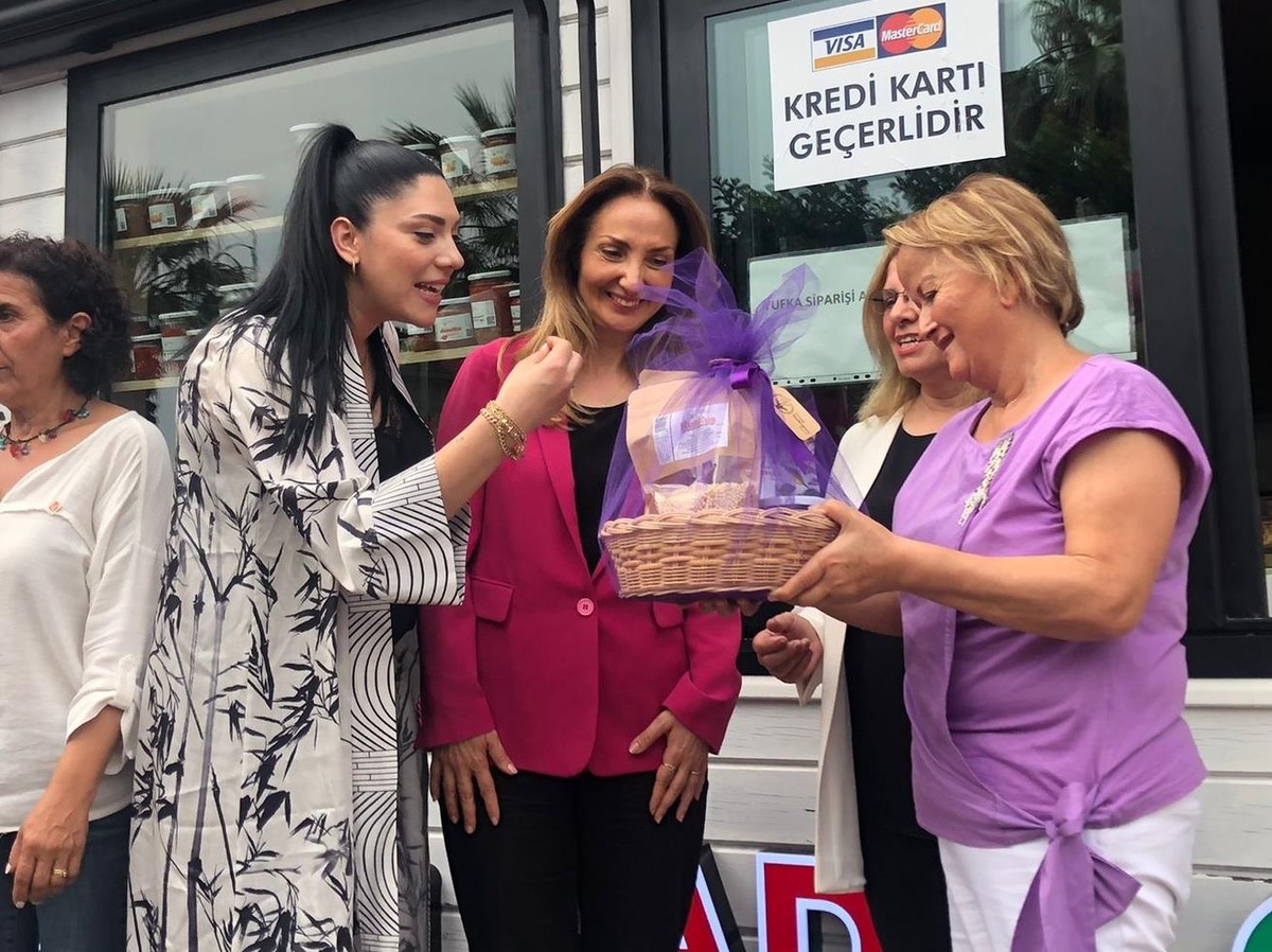CHP Kadın Kolları Genel Başkanı Nazlıaka, Zonguldak\'ta ziyaretlerde bulundu