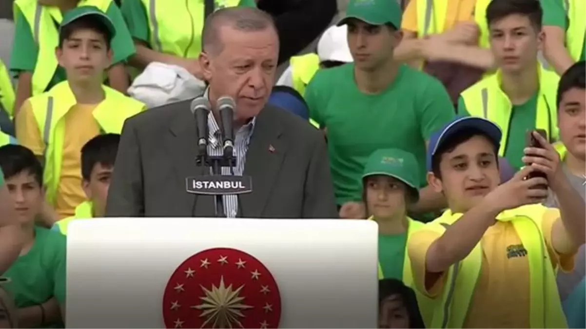 Cumhurbaşkanı Erdoğan'ın konuşması esnasında çocuklar sahneye fırlayıp selfie çektirmek istediler