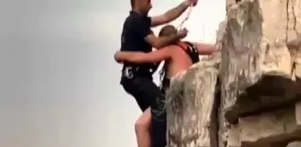 Denize atlamak için çıktığı kayadan atlayamayınca mahsur kaldı