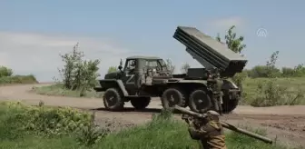 Donetsk kırsalında Rus ordusuna ait zırhlı birliklerinin ilerleyişi