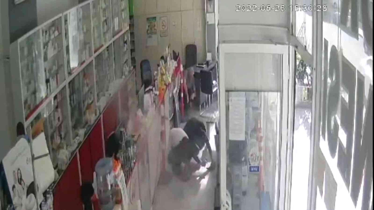 Eczaneye silahlı saldırının yeni görüntüleri ortaya çıktı... Yüzü maskeli şahıslar eczaneye benzin döküp böyle ateşe vermiş