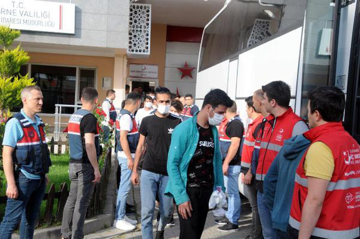 Sınır dışı edilecek 136 Afganistan uyruklu Edirne\'den gönderildi