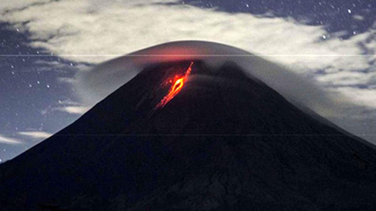 Endonezya\'da Merapi Yanardağı Lav Püskürtüyor