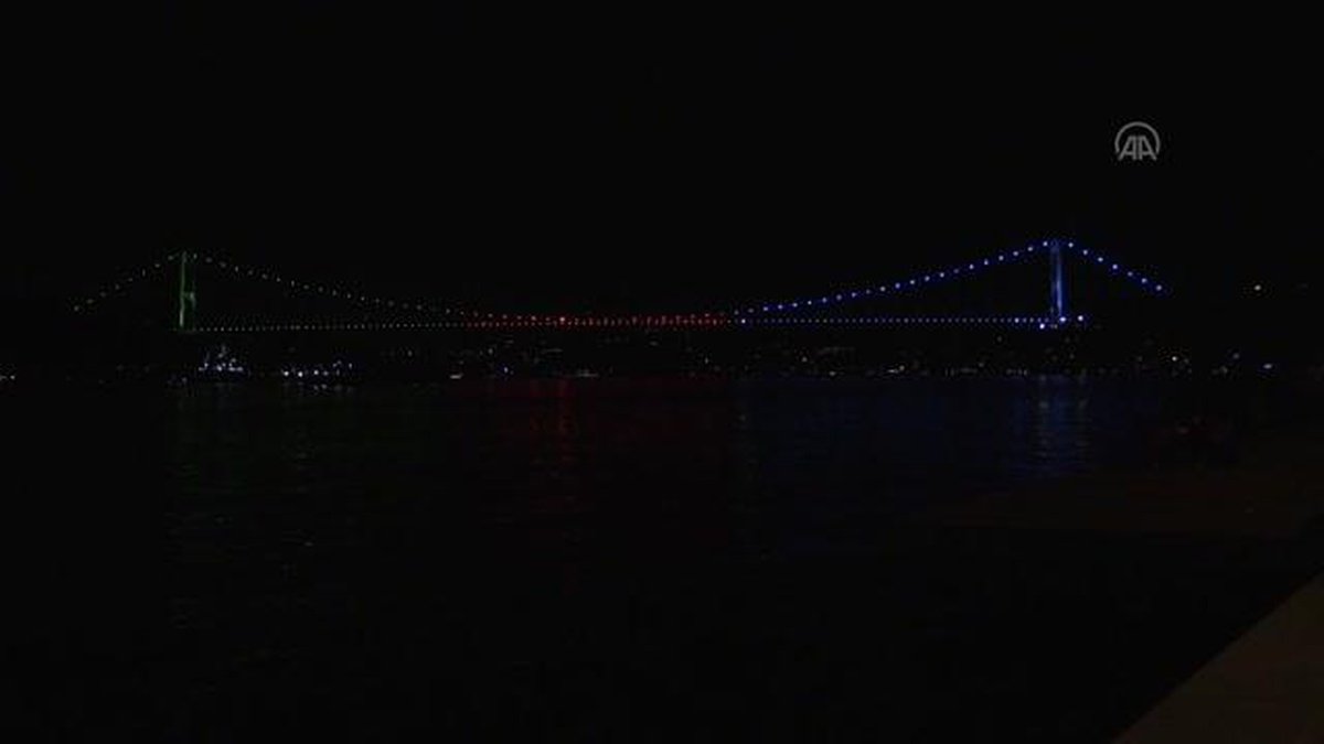 Fatih Sultan Mehmet Köprüsü Azerbaycan bayrağının renklerine büründü