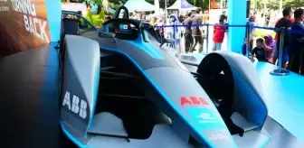 Formula E araçlarının kopyaları yarışma öncesi Cakarta'da sergilendi