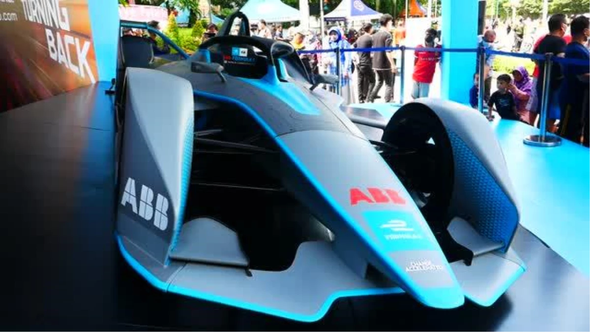 Formula E araçlarının kopyaları yarışma öncesi Cakarta\'da sergilendi