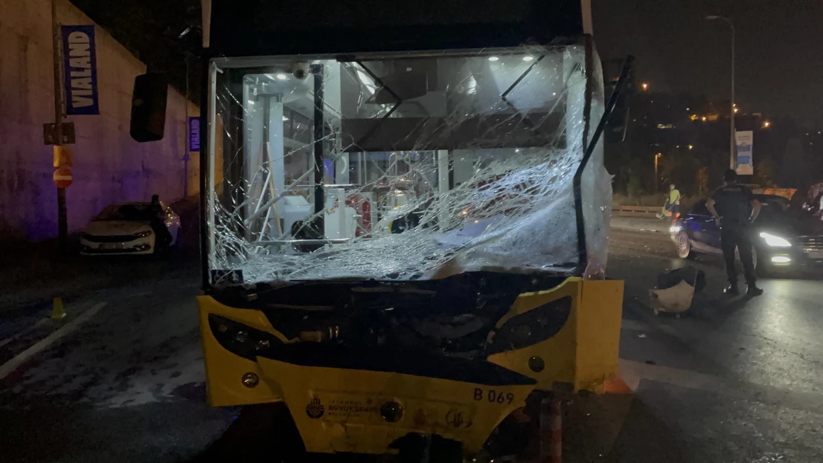 Gaziosmanpaşa\'da otomobille İETT otobüsü çarpıştı, 1 kişi öldü, 4 kişi yaralandı