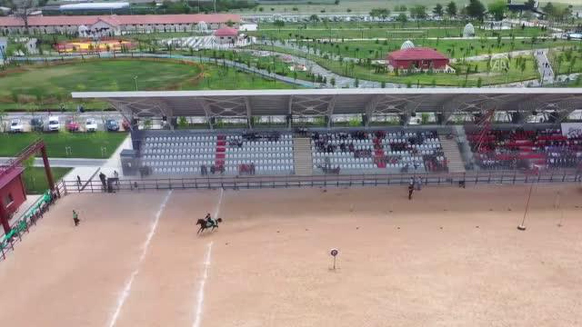 Geleneksel atlı okçuluk ve cirit gösterisi yapıldı
