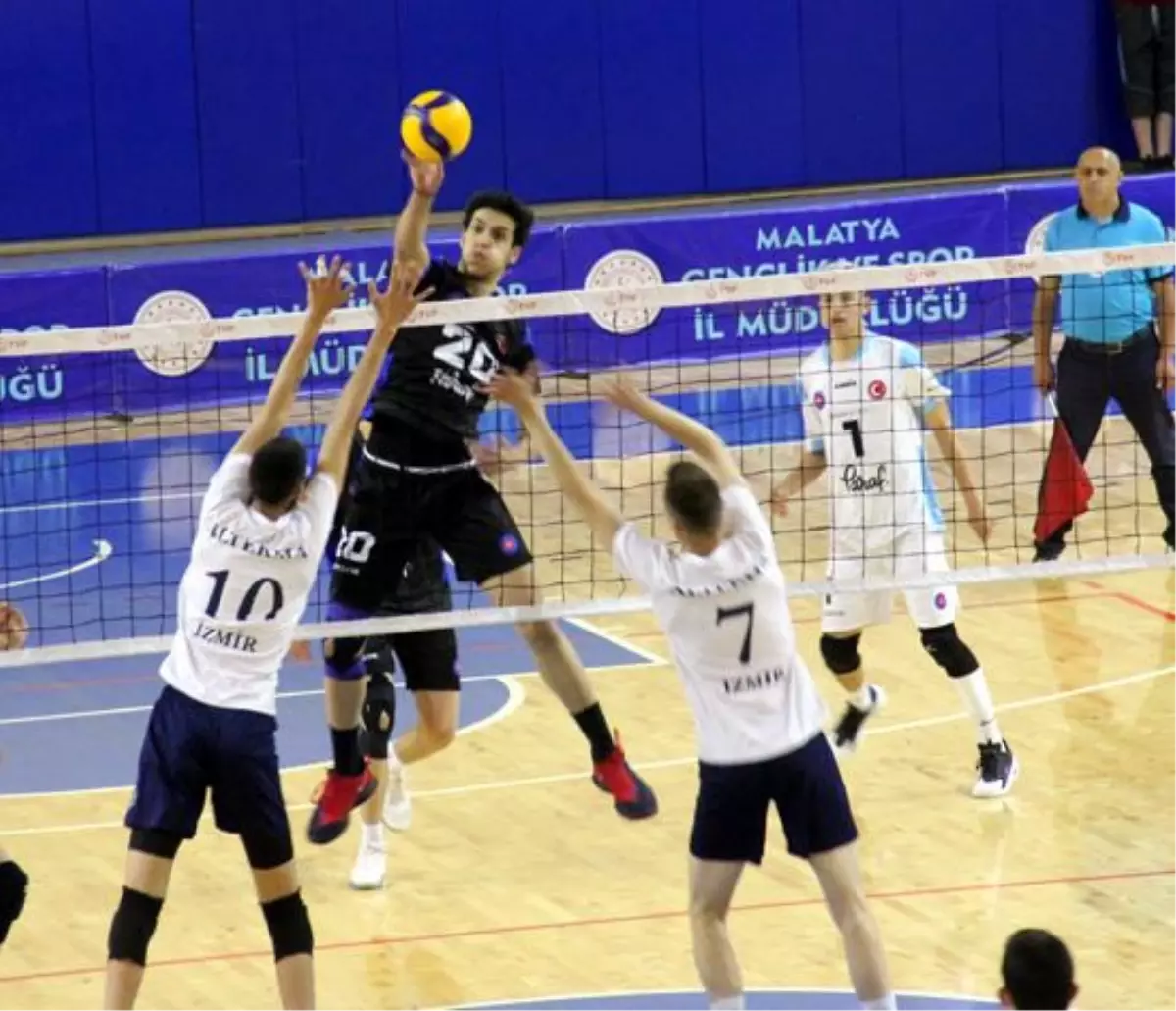 Genç Erkekler Türkiye Voleybol Şampiyonası Malatya'da sürüyor