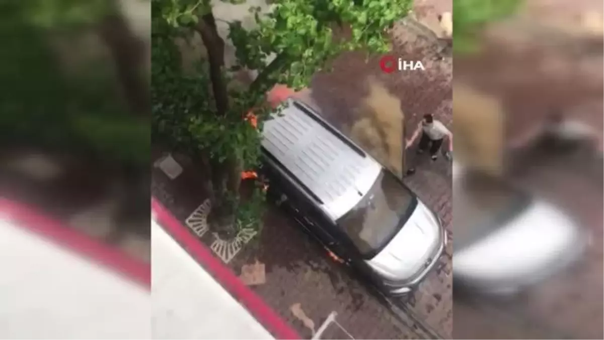 Hafif ticari araç alev aldı, mahalleli yanan araca kovalarla müdahale etti