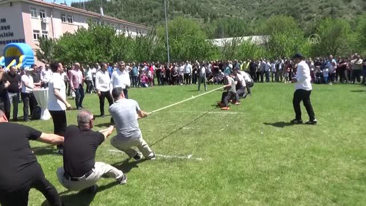 Halat çekme yarışmasını özel harekat polisleri kazandı