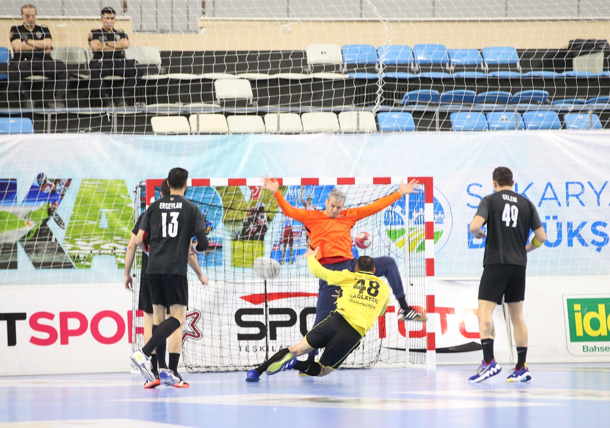 Hentbol HDI Sigorta Erkekler Türkiye Kupası finalinde Spor Toto\'yu 29-26 yenen Beykoz Belediyespor şampiyon oldu.