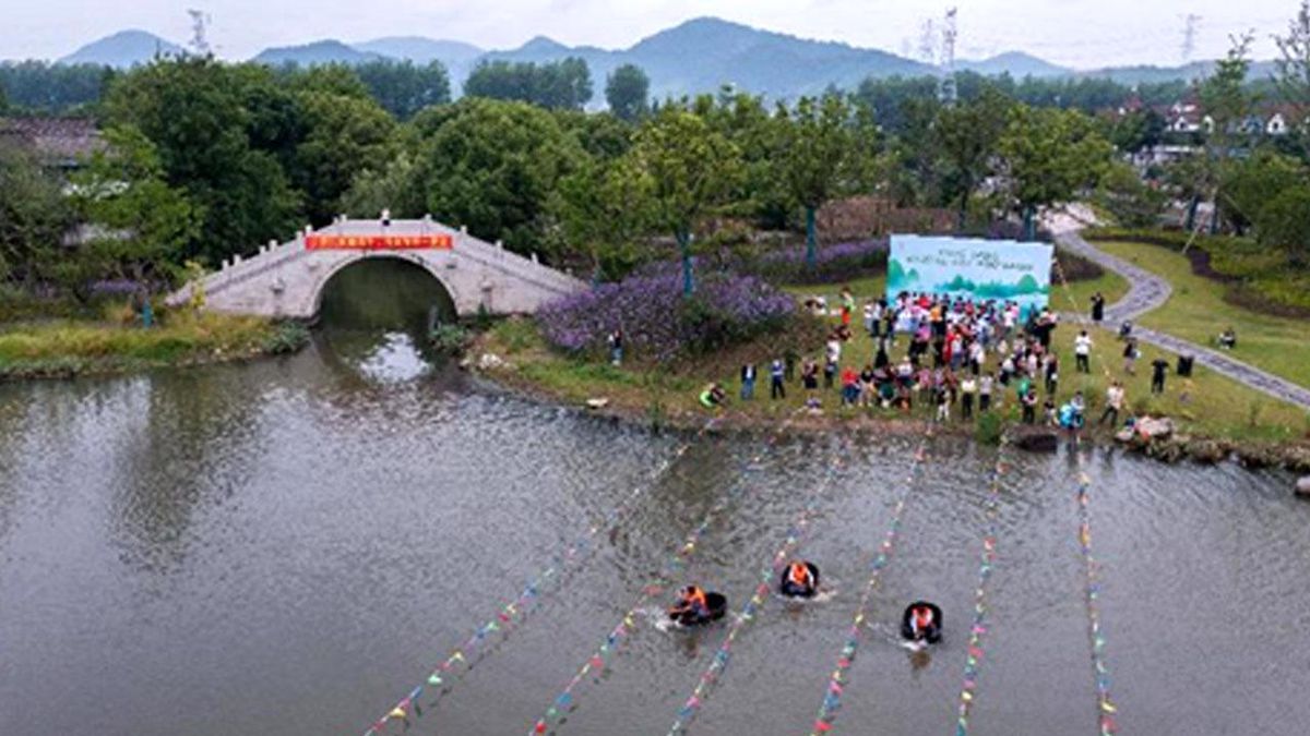Huzhou\'daki Varille Kürek Çekme Yarışması