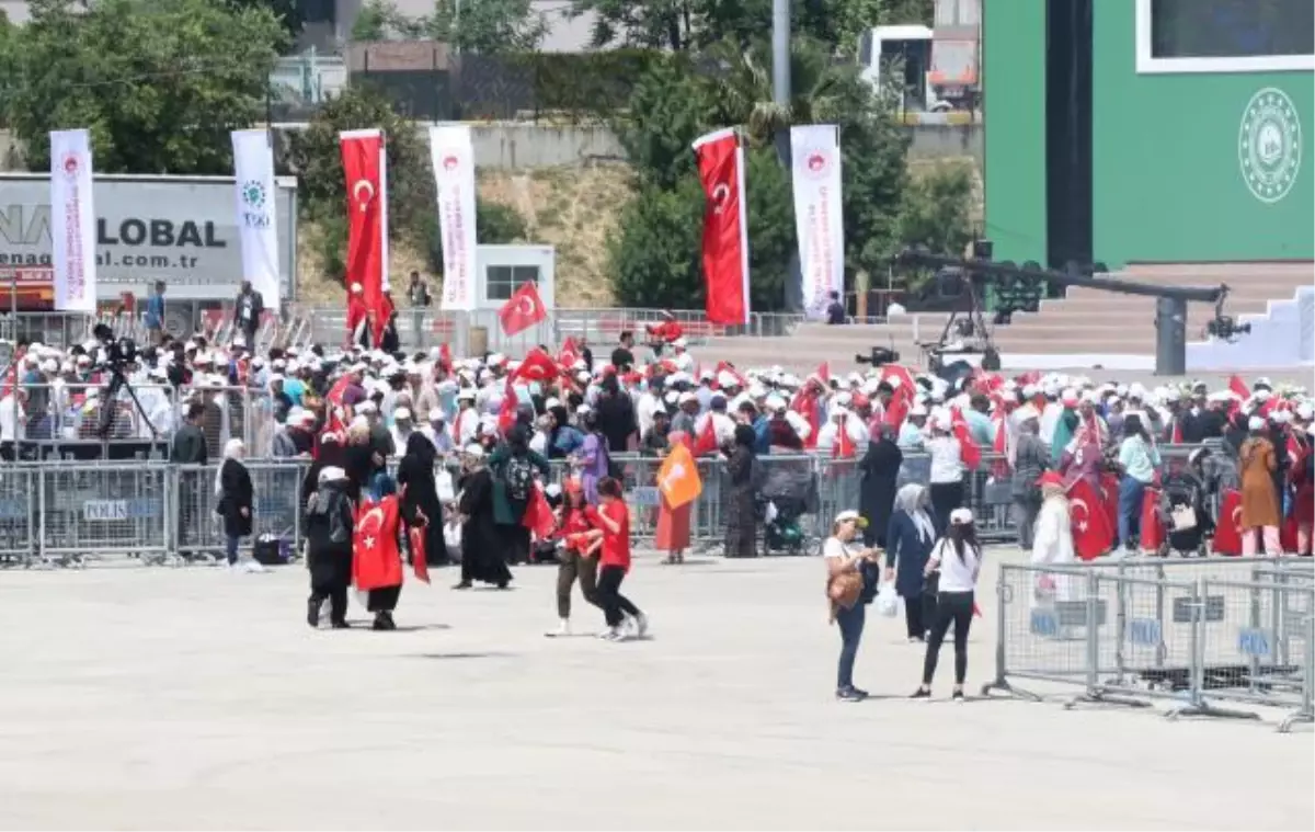 İstanbul\'da Atatürk Havalimanı\'na yapılacak Millet Bahçesi\'nin ilk fidan dikimi öncesi hareketlilik yaşanıyor