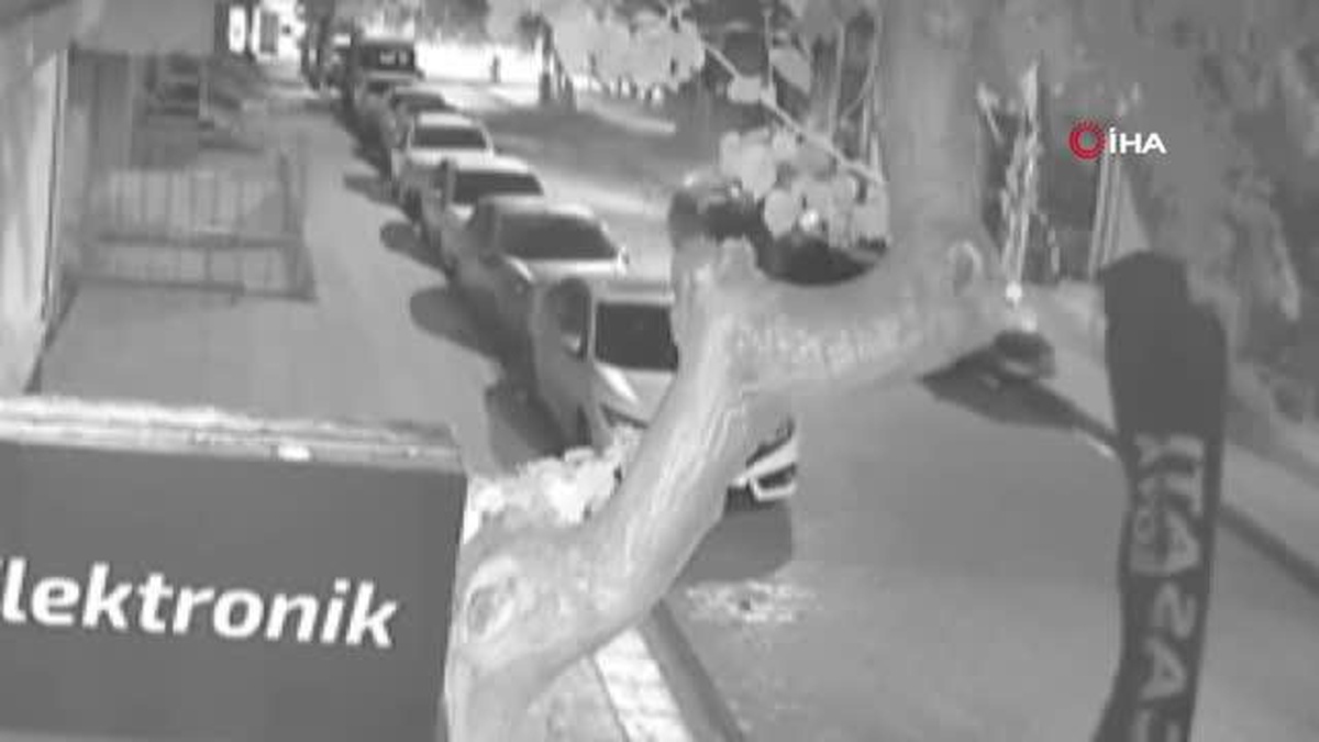 Kontrolden çıkan otomobil önce ağaca sonra park halindeki araca çarptı