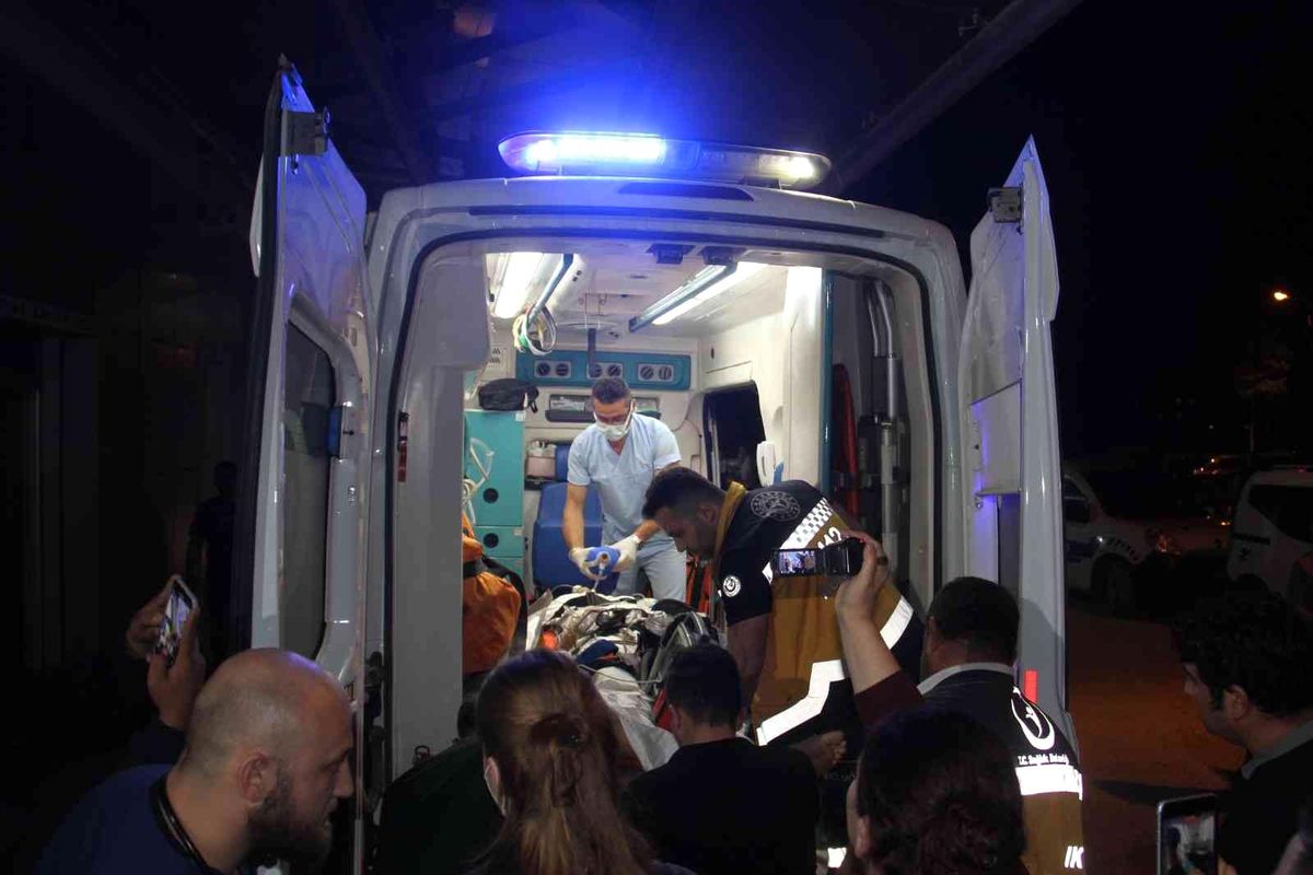 Otomobille minibüs çarpıştığı kazada 3 kişi yaralandı