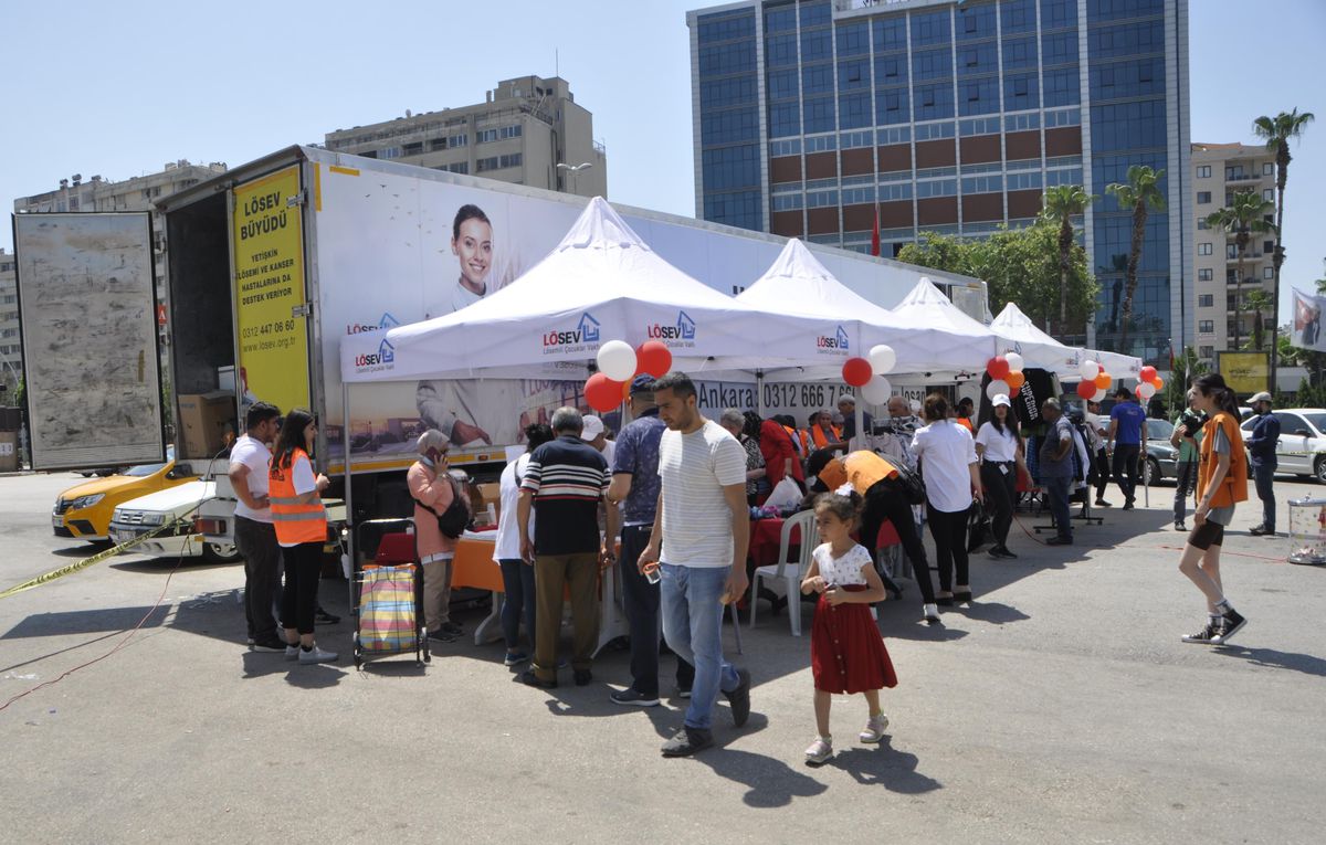 LÖSEV'in 'İyilik Tırı' Adana'da