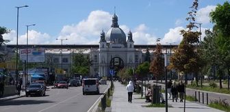 Lviv tren istasyonu yerinden edilmiş Ukraynalıları ağırlamaya devam ediyor