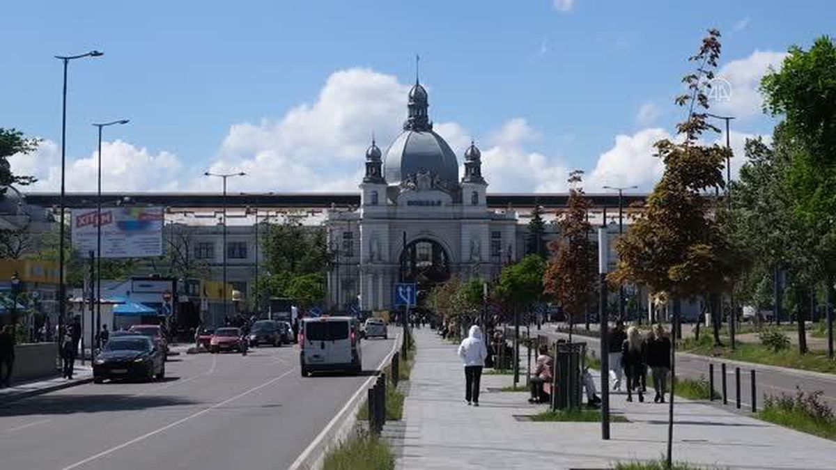 Lviv tren istasyonu yerinden edilmiş Ukraynalıları ağırlamaya devam ediyor