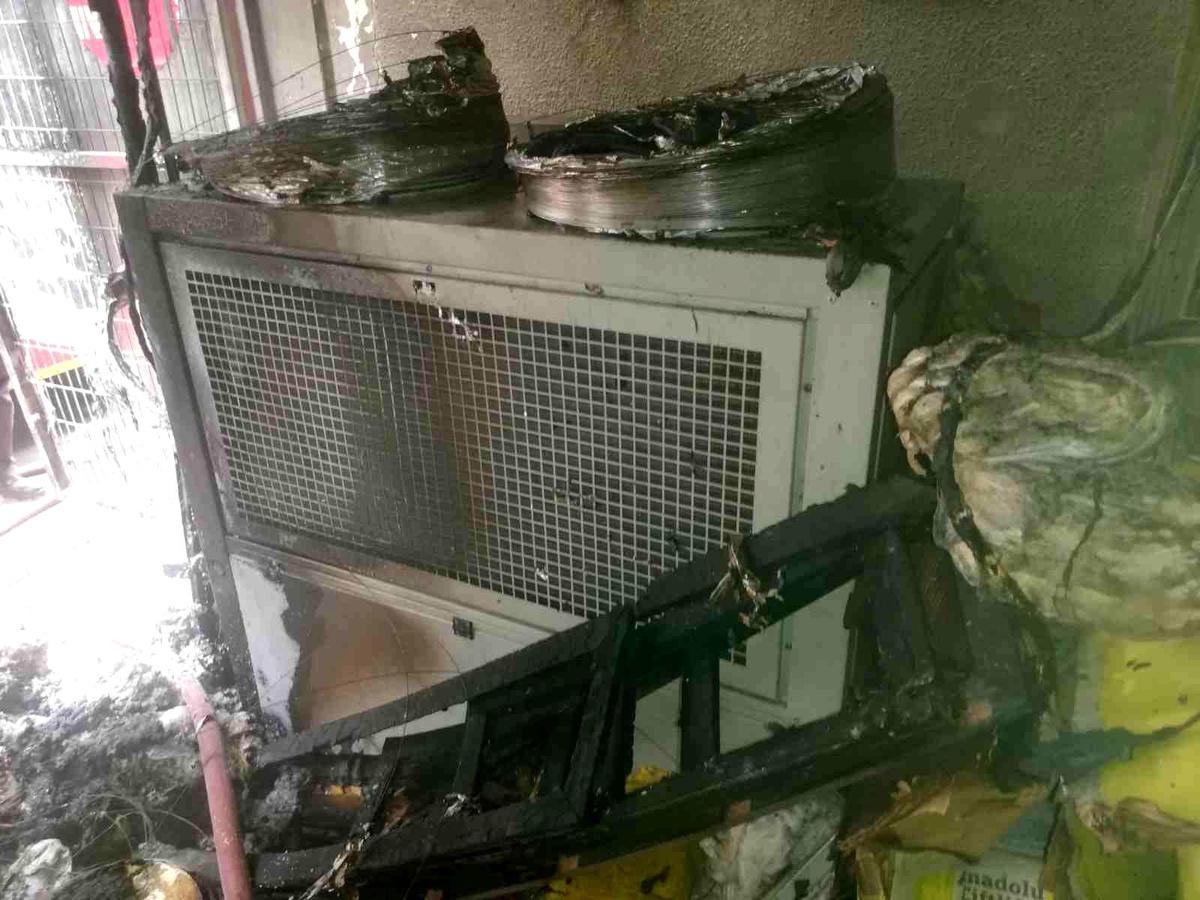 Market deposundaki yangın söndürüldü