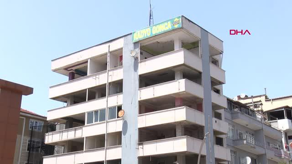 MARMARA DEPREMİNDE HASAR GÖREN 40 SANTİM EĞİMLİ BİNANIN YIKIMINA BAŞLANDI