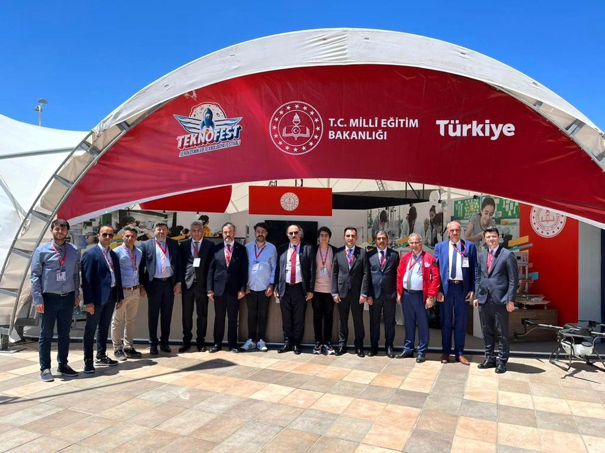 Milli Eğitim Bakanı Özer, TEKNOFEST\'te MEB\'in standını ziyaret etti