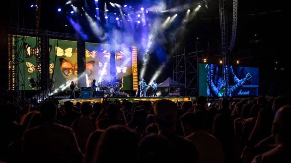Mor ve Ötesi\'nden Vodafone Park\'ta tarihe geçecek konser! 25 bin kişi önünde sahne aldılar...