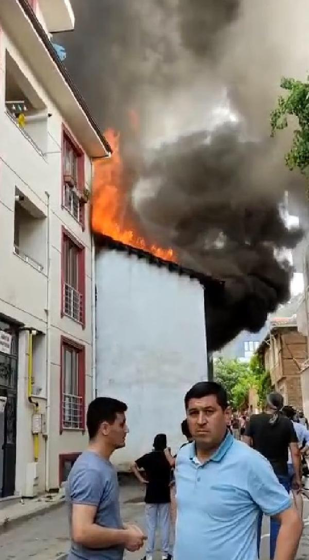 ODUNLUKTA ÇIKAN YANGINDA ASIRLIK AHŞAP EV KÜL OLDU