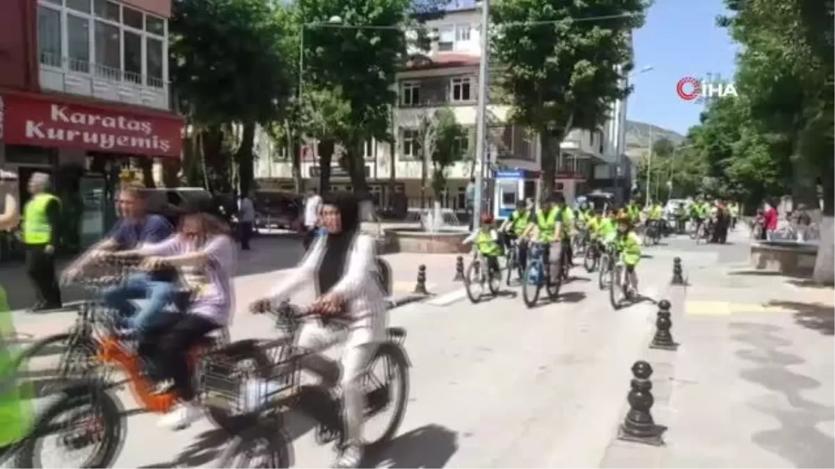 Onlarca bisikletli iklim değişikliğinde dikkat çekmek için pedal çevirdi