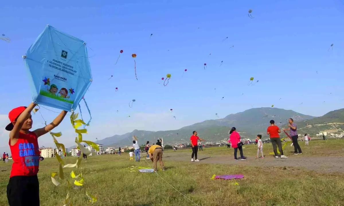 Osmaniye'de gökyüzü uçurtmalarla renklendi