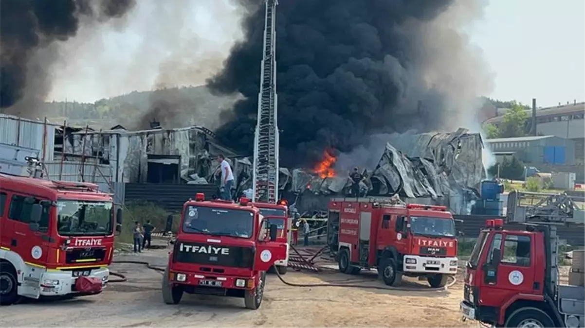 Plastik fabrikası alevlere teslim oldu! İtfaiye ekipleri yangını 1 saat sonunda söndürdü