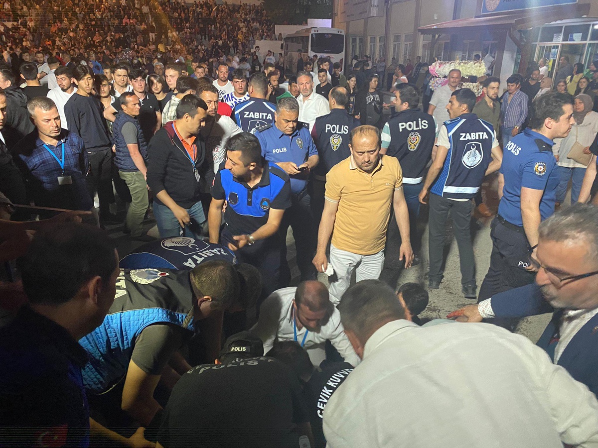 Konserde çıkan silahlı kavgada biri çocuk iki kişi yaralandı