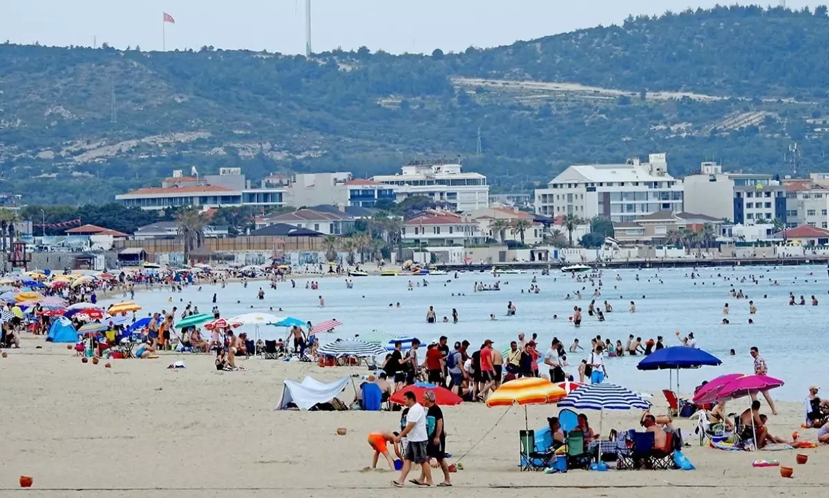 Sıcaklık arttı, tatilciler Çeşme'ye akın etti