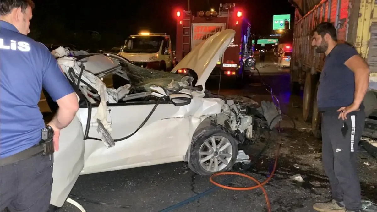 TEM Otoyolun'da otomobil kamyona arkadan çarptı : 1 ölü, 1 yaralı