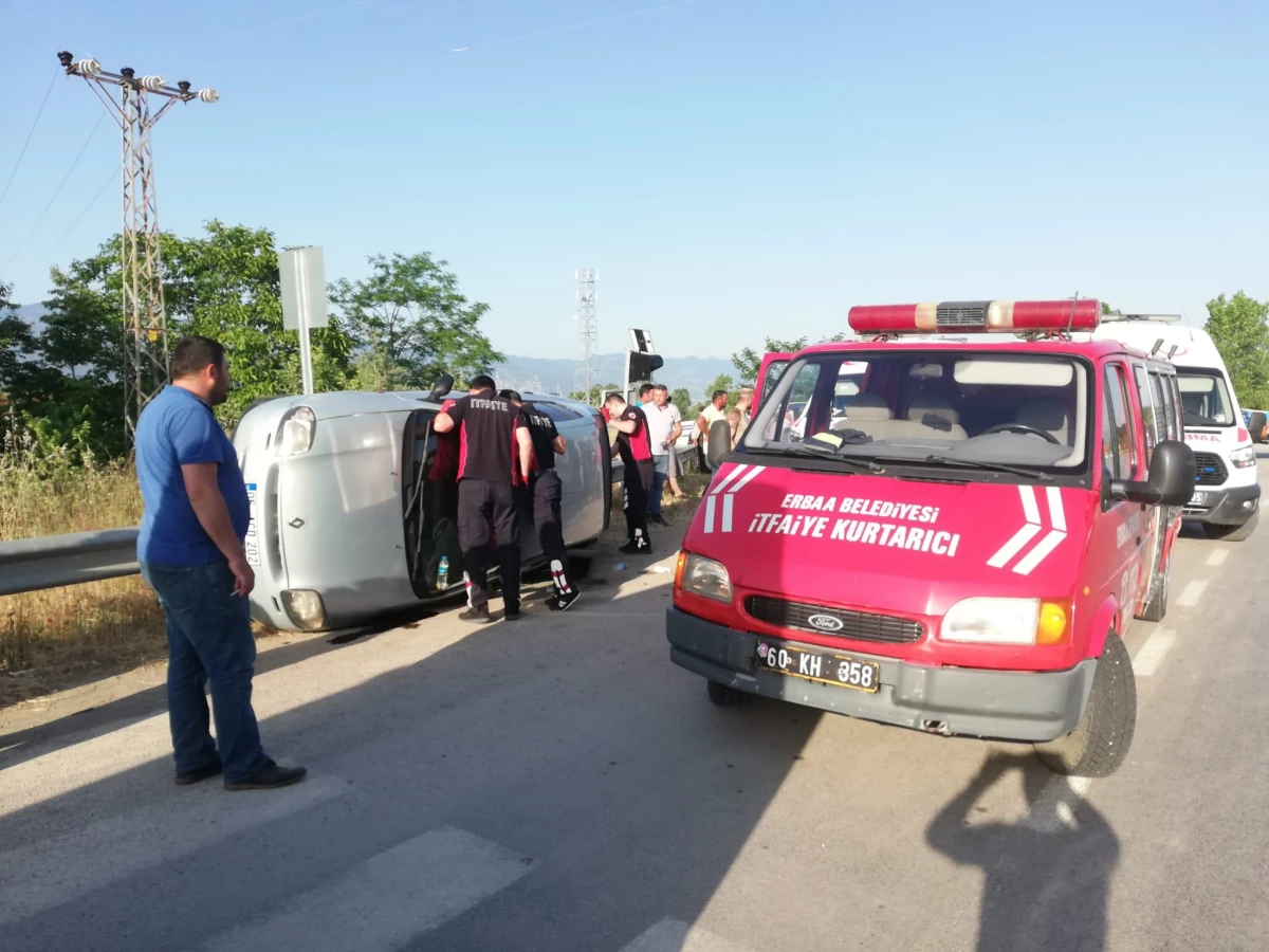 Tokat\'ta bariyerlere çarpan otomobildeki 5 kişi yaralandı
