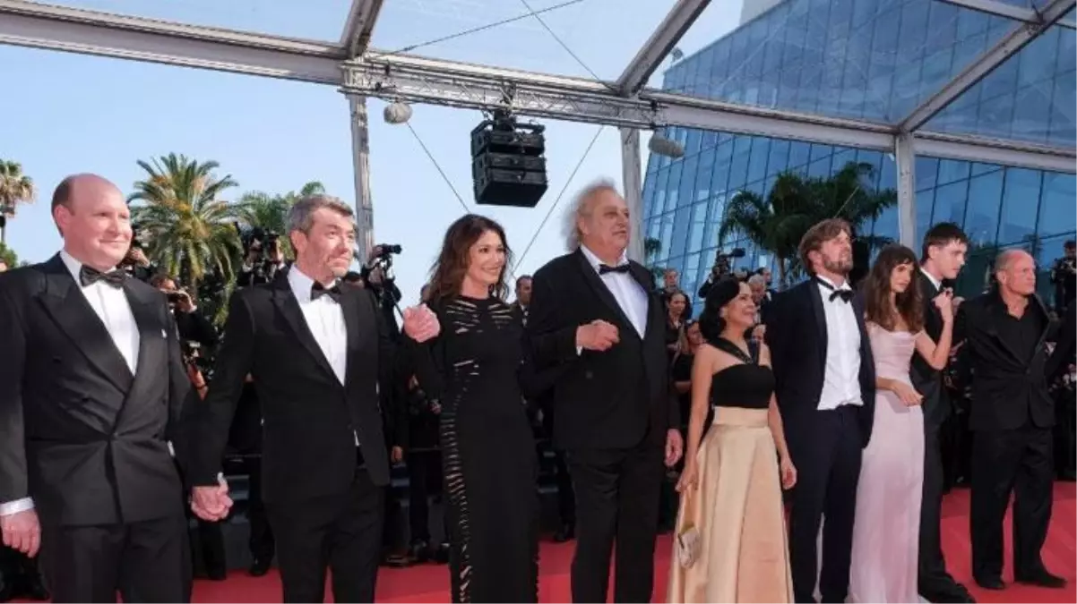 TRT ortak yapımı "Hüzün Üçgeni" filmi, Cannes\'te "Altın Palmiye" ödülünü kazandı