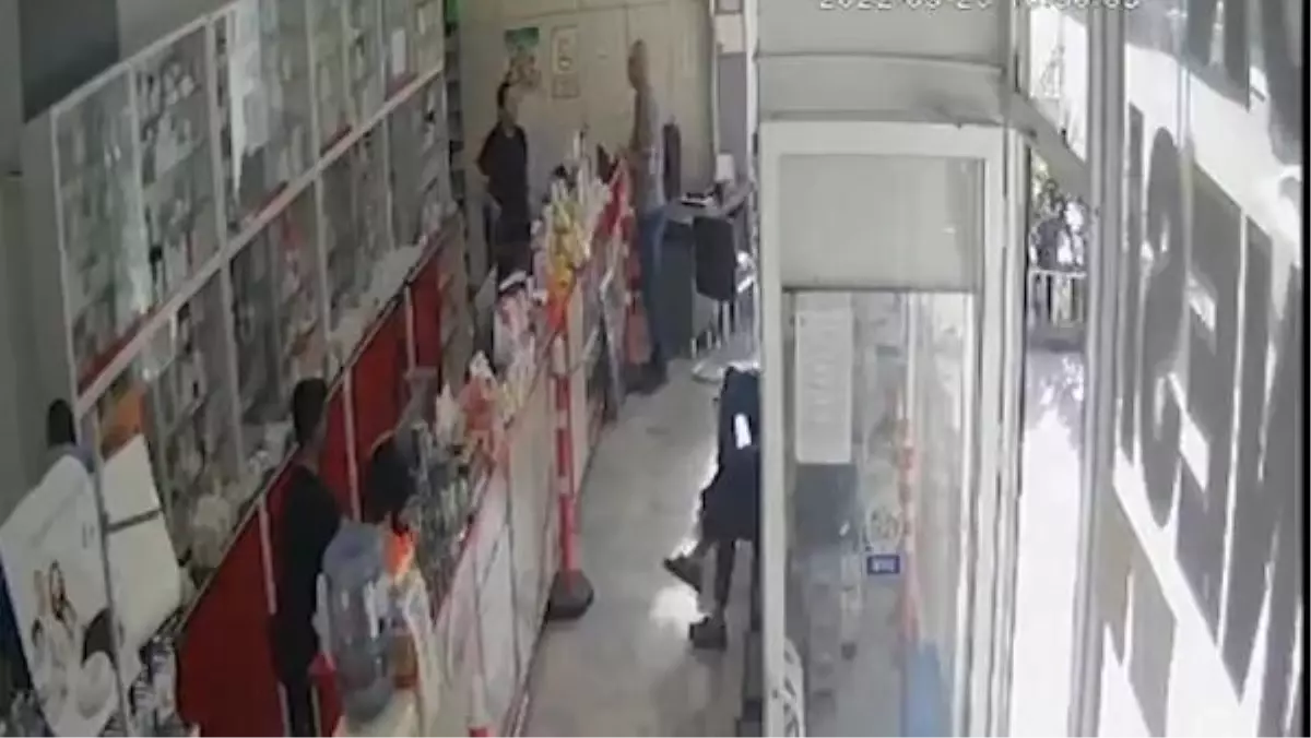 Tüfekle ateş açılan eczane, 4 ay önce benzin dökülerek ateşe verildi