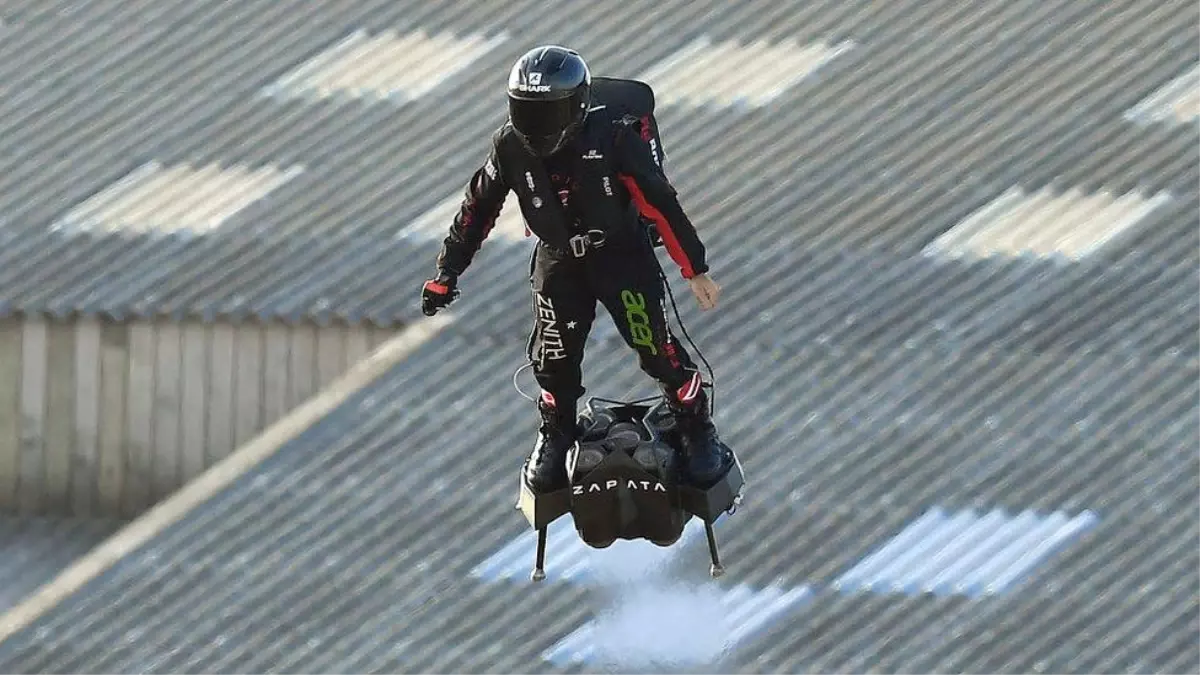 Uçan Adam lakaplı Zapata, jet motorlu aracıyla göle düşerek yaralandı